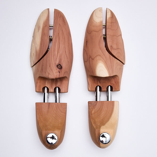 ZEDERNHOLZ-SCHUHSPANNER