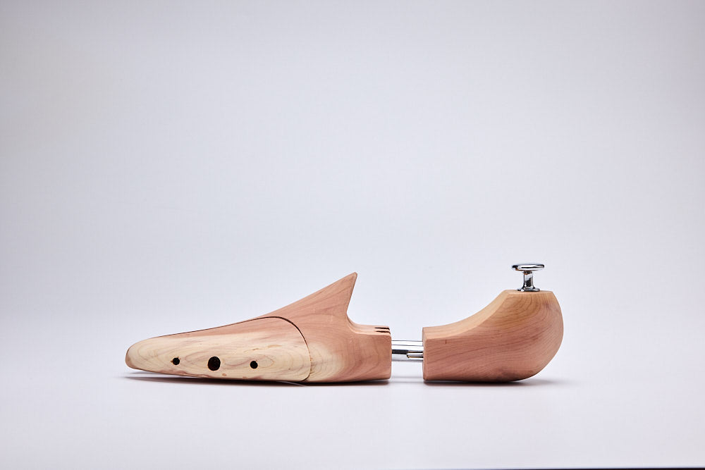 ZEDERNHOLZ-SCHUHSPANNER