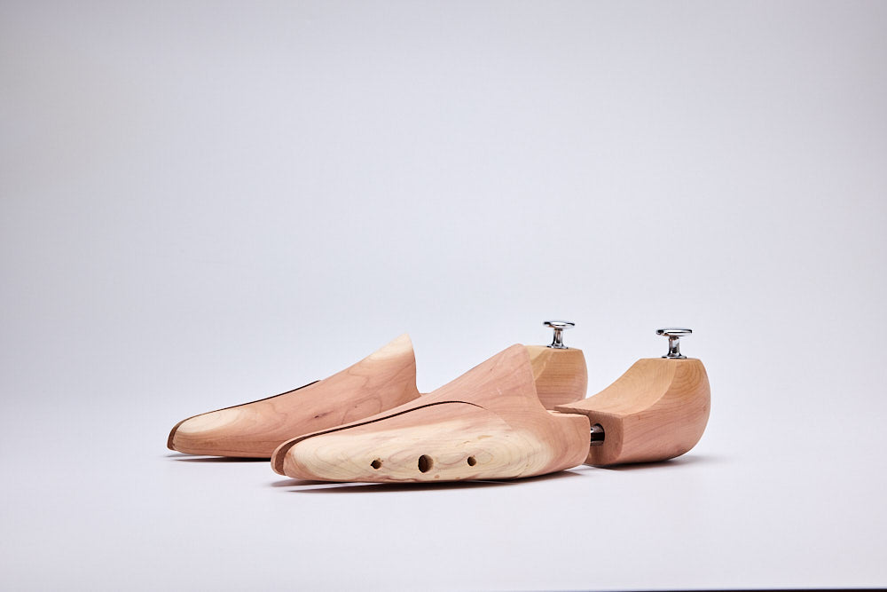 ZEDERNHOLZ-SCHUHSPANNER